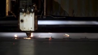 Metal kesme. Lazer kıvılcımlar. Küçük. Lazer kesme makine teknolojisi. İşleme üretim teknolojisi düz sac çelik malzeme ile Endüstriyel lazer kesim kıvılcım. Lazer kapatın
