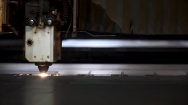 Sac metal atölyesinde kesti. Küçük. Fiber Lazer makineleri, metal kesme yakın çekim için. Ağır sanayi modern bir araç. Tehlikeli bir iş. Yüksek hassasiyetli çelik parçaları imalatı. Plazma kesme kadar kapatın.