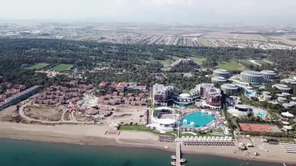 Restaurante exótico en el agua, mesas y sillas bajo el sol. Vídeo. Hermoso complejo tropical Maldivas hotel e isla con playa y mar en el cielo para vacaciones concepto de fondo. Muelle de madera — Vídeos de Stock