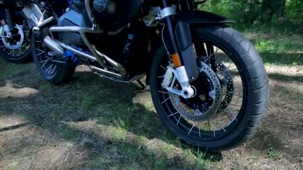 Gros plan d'une roue de moto, fond de forêt. Clip. Gros plan sur les essais de roues moto en compétition dans le parc naturel — Video