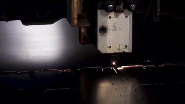 Corte de metal. Las chispas vuelan desde el láser. Clip. Tecnología de corte por láser. Tecnología de fabricación de procesamiento de corte por láser industrial de material de acero de chapa plana con chispas. Láser cerca — Vídeo de stock