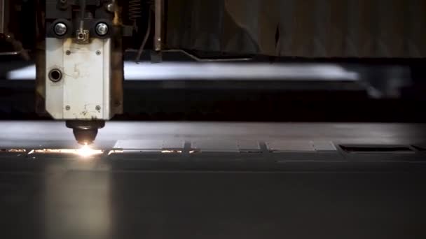 Tôle découpée en atelier. Clip. Machines laser à fibre optique pour la découpe de métaux close-up. Outil moderne dans l'industrie lourde. Un travail dangereux. Fabrication de haute précision de pièces en acier. Fermer le découpeur plasma . — Video