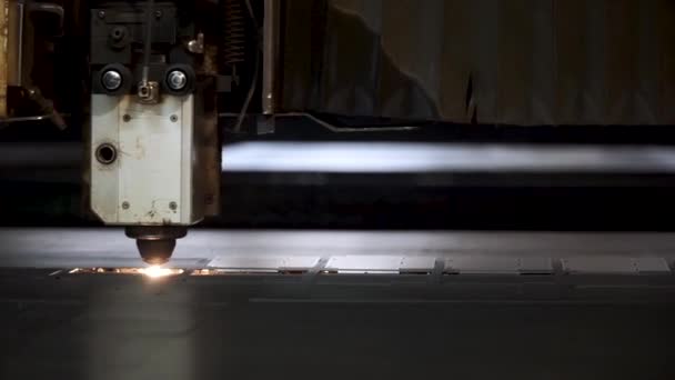 Skär plåt på verkstad. Klipp. Fiber lasermaskiner för skärande närbild. Moderna verktyg i tung industri. Farliga jobb. Hög precision tillverkning av ståldelar. Stäng upp plasma cutter. — Stockvideo