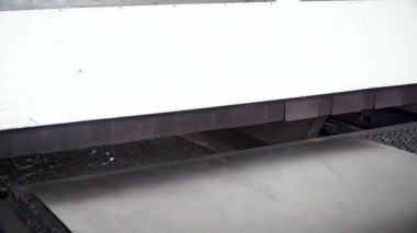 Sandwiç panel veya metal işleri fabrika profil oluşturma. Küçük. Sürekli sayfa metalik malzeme makine üzerinden besleniyor. Yeni modern tezgahı konveyör rulo şekillendirme için mavi güneş ışığı ile tonda.