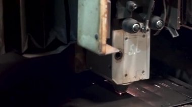 Endüstriyel lazer kesici. Küçük. Dilme makinesi, kesme ve soyma çelik levha