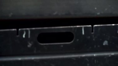 Parlak mavi ve sarı sparks üretim arka plan üzerinde. Küçük. Büyülü lig. Sparks. Sparks karanlıkta parlayan akışını