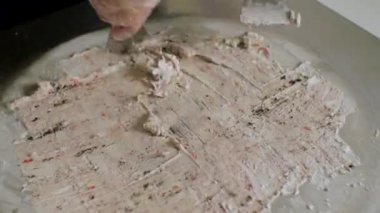 Kızarmış dondurma yapma işlemi. Küçük. Tayland tavada kızartılmış dondurma dondurma pan alır. Organik, dondurma, el haddelenmiş doğal tatlı yaptı. Kızarmış dondurma makinesi ile çelik soğutulmuş pan. Yapma