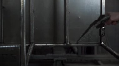 Toz boyama önce metal parçalar üzerinde hava üfleme. Küçük. İşçi koruyucu ekipman onları boyama önce metal konstrüksiyon temizler. Alüminyum hava temizleyicisi Blower silah temiz kullanışlı araç temizleme