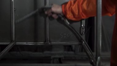 Toz boyama önce metal parçalar üzerinde hava üfleme. Küçük. İşçi koruyucu ekipman onları boyama önce metal konstrüksiyon temizler. Alüminyum hava temizleyicisi Blower silah temiz kullanışlı araç temizleme