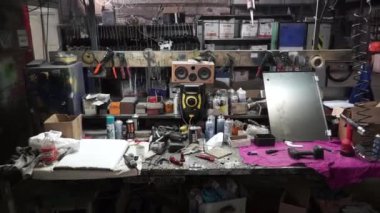 Boş alan ve atölye ve Danışma. Küçük. Araçlar ve elektrik organize duvar takın. içinde büyük tezgah ve çok sayıda işleme araçları ile atölye çalışması