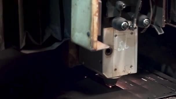 Coupeur laser industriel. Clip. Machine à refendre, couper et décaper les tôles d'acier — Video