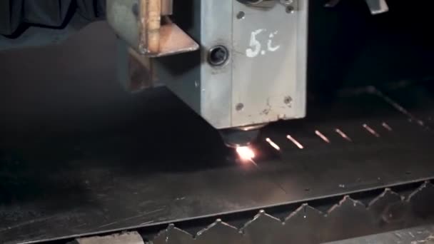 工业激光切割机。剪辑。分切、切割、剥离钢板机 — 图库视频影像