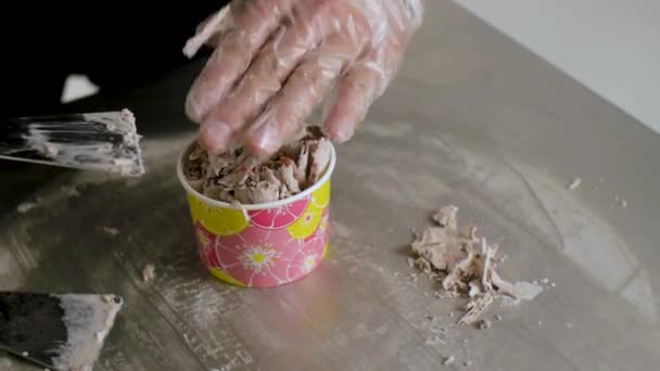 Proces van het maken van gebakken consumptie-ijs. Clip. Thailand gesauteerde ijs rolt op bevriezen pan. Organische, natuurlijke gerold ice cream, handgemaakte dessert. Gebakken ijs machine met stalen gekoeld pan. Maken — Stockvideo