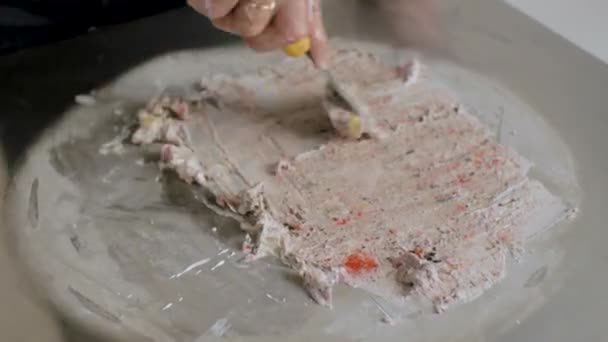 Cocinar helado de frutas naturales al estilo tailandés. Clip. Hacer rollos de helado con fruta de la pasión en el plato frío. Hacer rollos de helado en el plato frío. De cerca. Helado laminado al estilo tailandés revuelto — Vídeos de Stock