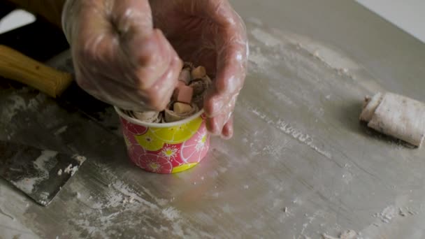 Приготування морозива натуральних фруктових в тайському стилі. Кліп. Морозивом рішень Рулетики з маракуї на холодний пластини. Виготовлення морозива рулонах на холодний пластини. Крупним планом. Тайському стилі обсмажена прокату морозива — стокове відео