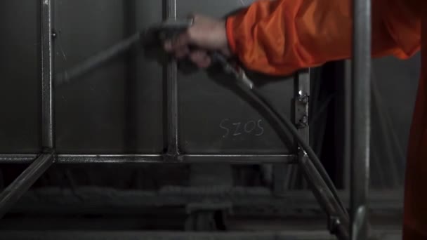 Sopro de ar nas peças de metal antes da pintura em pó. Clipe. Trabalhador em equipamentos de proteção limpa a construção de metal antes de pintá-los. Alumínio Air Duster Blower Gun limpeza ferramenta limpa acessível — Vídeo de Stock