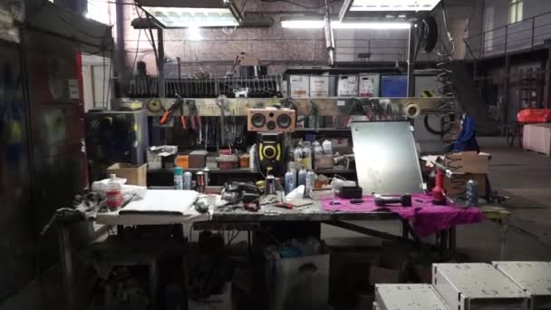 Bureau d'espace libre et atelier. Clip. Mur organisé d'outils et prise électrique. à l'intérieur d'un atelier avec un grand établi et un grand nombre d'outils d'usinage — Video