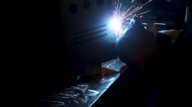 Sanayi işçisi kaynak, ağır çekim. Küçük. Metal kaynak yakın çekim süper ağır çekimde. Yakın çekim. Kaynakçı Kaynak metal koruyucu giyim metal grubu, çalışma. Ağır çekim.