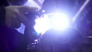 Sanayi işçisi kaynak, ağır çekim. Küçük. Metal kaynak yakın çekim süper ağır çekimde. Yakın çekim. Kaynakçı Kaynak metal koruyucu giyim metal grubu, çalışma. Ağır çekim.