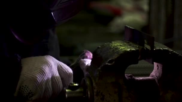 Eisen-Schweißen mit hellem Licht und Rauch bei der Fertigung. Clip. Industriearbeiter Mann in der Fabrik Schweißen aus nächster Nähe von Lichtbogen — Stockvideo