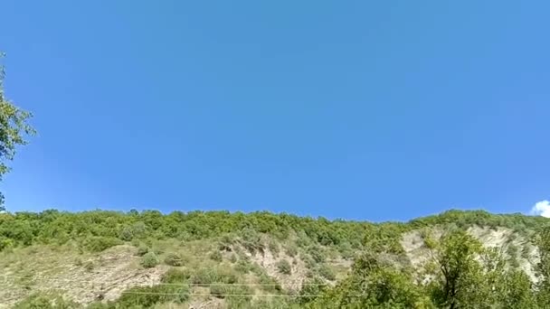 El Gran Cáucaso es la cordillera principal de las montañas del Cáucaso. Paisaje montañoso en verde wally con río cristal, en montañas caucásicas. Cáucaso. Verano en las montañas. Federación Rusa . — Vídeos de Stock