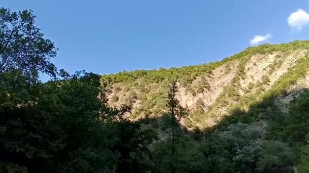 Blick auf die kaukasischen Berge mit Sonnenreflexion. schöner Berg zur Sommerzeit — Stockvideo