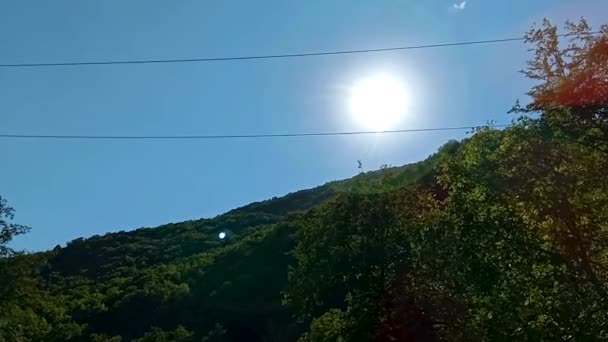 Landschap uitzicht op de bergen van de Kaukasus met reflectie van de zon. Mooie berg op zomertijd — Stockvideo