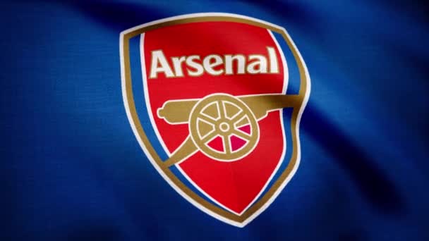 EEUU - NUEVA YORK, 12 de agosto de 2018: Logotipo animado del club de fútbol londinense Arsenal F.C. Primer plano de la bandera ondeante con el Arsenal F.C. logotipo del club de fútbol, lazo sin costuras, fondo azul. Imágenes editoriales — Vídeos de Stock