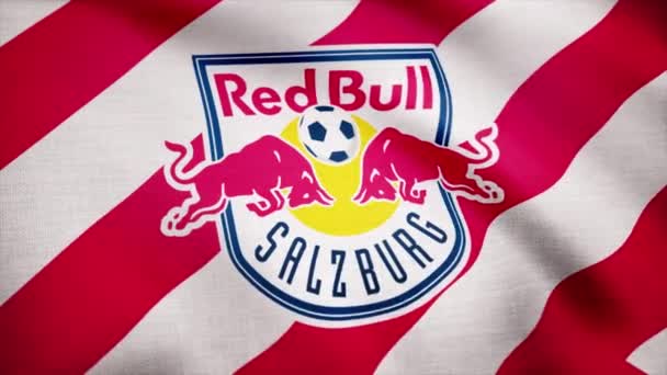 USA - New York, 12 augusti 2018: viftande flagga med Fc Red Bull Salzburg football club logotyp. Fotboll Club Red Bull Salzburg flagga vifta. Redaktionellt material. — Stockvideo