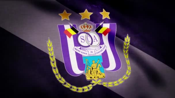 USA - New York, 12 augusti 2018: viftande flagga med RSC Anderlecht football club logotyp. Närbild av viftande flagga med RSC Anderlecht football club logotyp, sömlös loop, blå bakgrund. Redaktionella — Stockvideo