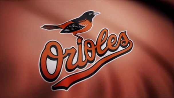 USA - New York, 12 augusti 2018: viftande flagga med Baltimore Orioles professionellt team logo. Närbild av viftar flagga med Baltimore Orioles Mlb baseball team logo, sömlös loop. Redaktionellt material — Stockvideo