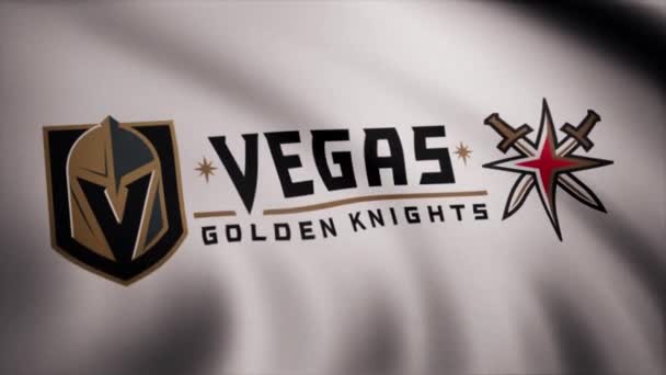 États-Unis - NEW YORK, 12 août 2018 : Drapeau arborant le logo de l'équipe de hockey de la LNH des Golden Knights de Vegas. Gros plan du drapeau avec le logo de l'équipe de hockey de la LNH des Golden Knights de Vegas, boucle transparente. Images éditoriales — Video