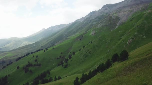 산 풍경 변덕 날씨 여름 여행 풍경을 구름. 상단 보기 산 녹색 풍경 — 비디오