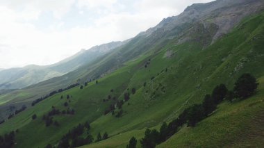 Dağlar manzara karamsar hava yaz seyahat doğal görünümü bulutlar. Dağ yeşil peyzaj üstten görünüm