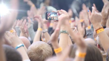 Bir grup genç insan açık hava müzik festivali zevk. Yakın çekim dikiz kalabalık konser. Komik insanlar bir konser telefonda vur.