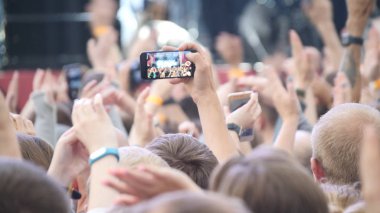 Bir grup genç insan açık hava müzik festivali zevk. Yakın çekim dikiz kalabalık konser. Komik insanlar bir konser telefonda vur.