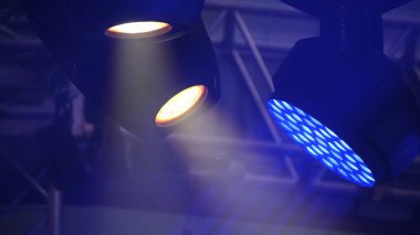 Ücretsiz sahne ışıkları, aydınlatma aygıtları ile. Sahne ışıkları mavi