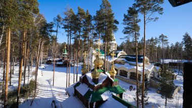 Kış manzara ağaçlar karla kaplı bir Hıristiyan Kilisesi bir kar yağışı sonra arka planı ile. Buz gibi güneşli gün