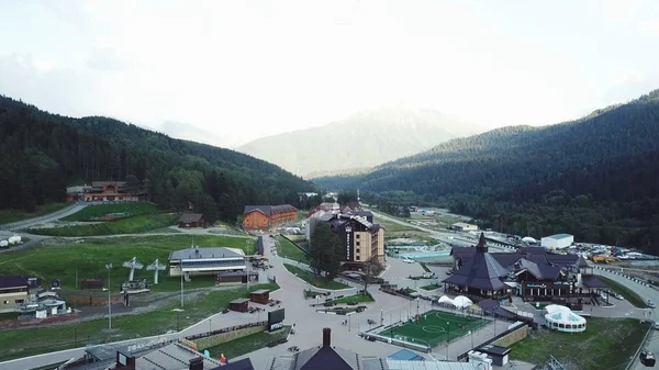 緑の木々 の自然と山の背景の風景村の田園地帯と緑のフィールドの平面図です。国の山のコテージの平面図 — ストック写真