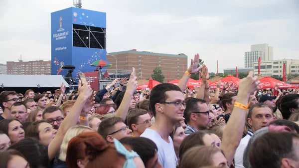 Yekaterinburg Rússia-15 de julho de 2018: Encerramento da Copa do Mundo na zona de fãs. Pessoas engraçadas fazem um concerto ao telefone — Fotografia de Stock