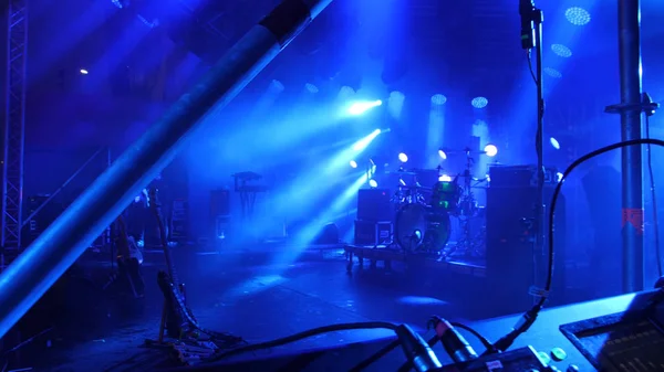 Escenario libre con luces, dispositivos de iluminación. Luces de escenario azul — Foto de Stock
