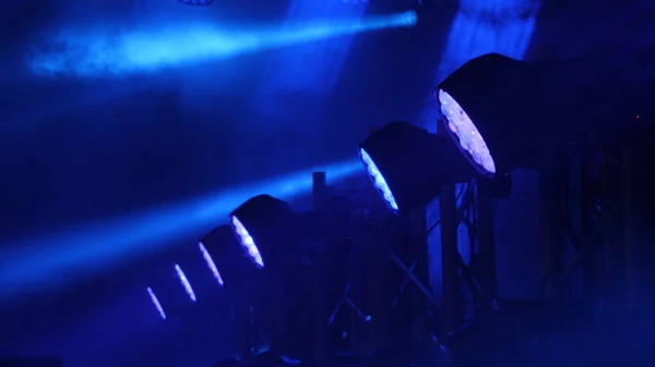 Escenario libre con luces, dispositivos de iluminación. Luces de escenario azul — Foto de Stock