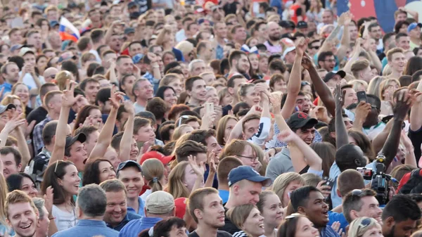 Yekaterinburg, Ryssland - juni 2018: fans av fotboll i zonen fläkt. FIFA Fotbolls-VM 2018. Fans i fansens zon titta på världen Cup i Ryssland — Stockfoto