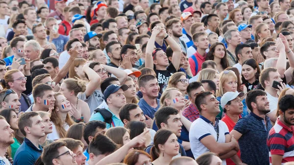 Yekaterinburg, Rusya - Haziran, 2018: futbol fan bölgedeki hayranları. Fifa Dünya Kupası 2018. Dünya Kupası Rusya izliyor fan bölgedeki hayranları.