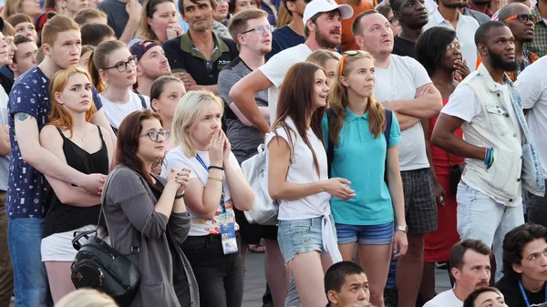 Yekaterinburg, Rússia - junho de 2018: fãs de futebol na zona de fãs. Copa do Mundo FIFA 2018. Fãs na zona de fãs assistindo a Copa do Mundo na Rússia — Fotografia de Stock