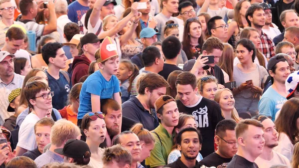 Ekaterimburgo, Rusia - Junio, 2018: Copa Mundial de la FIFA 2018 muchos aficionados de diferentes selecciones nacionales de fútbol están de pie y viendo un partido de fútbol en la zona de fans — Foto de Stock