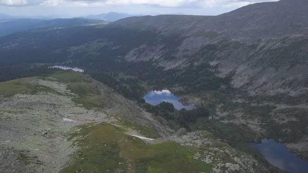 Gröna bergskedjan i moln landskap. Klipp. Ovanifrån över bergen med himmel och moln — Stockfoto