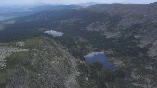 Gröna bergskedjan i moln landskap. Klipp. Ovanifrån över bergen med himmel och moln — Stockfoto