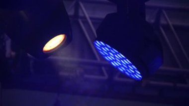 Ücretsiz sahne ışıkları, aydınlatma aygıtları ile. Sahne ışıkları mavi