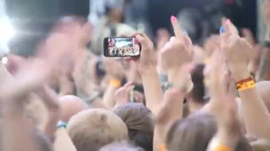 Bir grup genç insan açık hava müzik festivali zevk. Yakın çekim dikiz kalabalık konser. Komik insanlar bir konser telefonda vur.